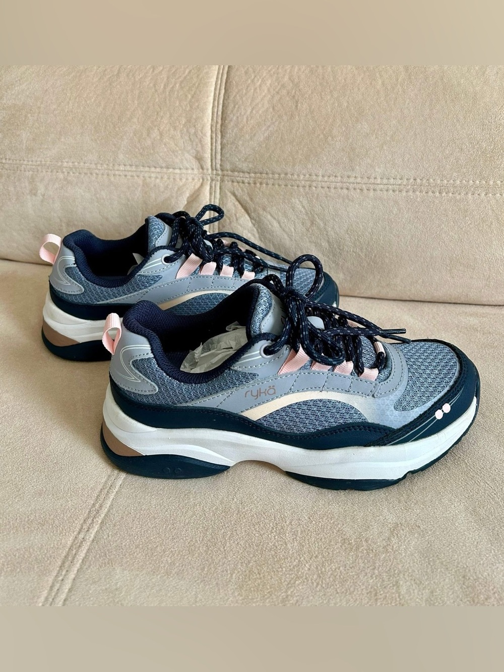 🔥NEW without Box🔥Ryka Women Comfort Sneakers, Leather Upper, 6 Wide
